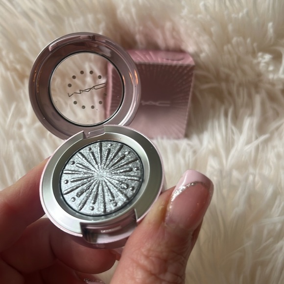 MAC Cosmetics Eyeshadow “Silver Bells” Frosted Fireworks Collection Silver NWB - Picture 3 of 11